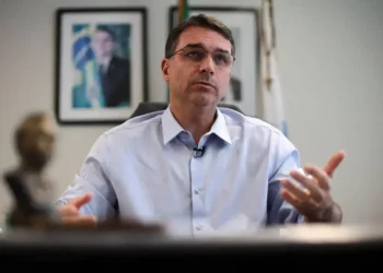 Flávio Bolsonaro tem menos ataques no WhatsApp em comparação ao pai
