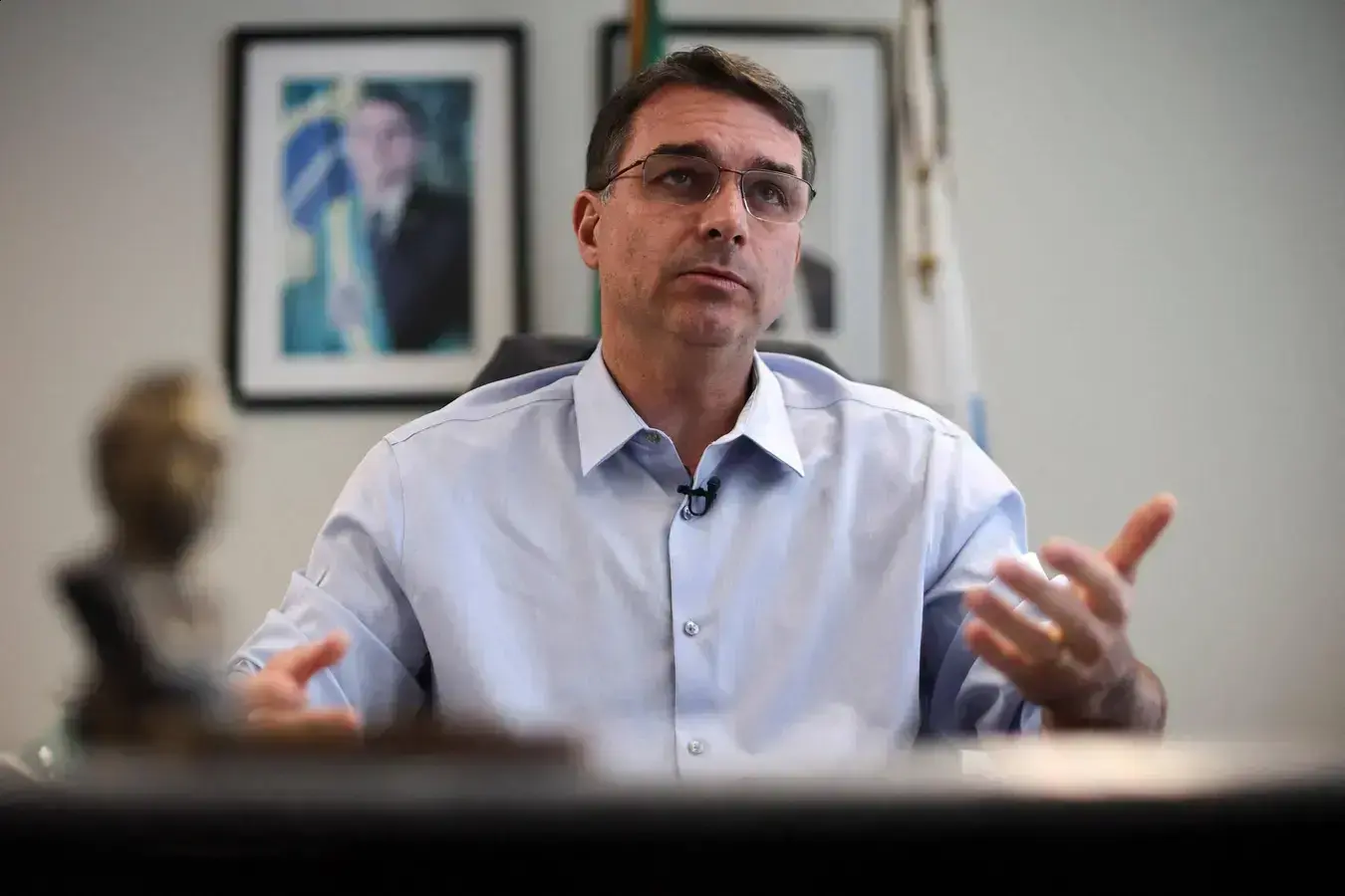 Flávio Bolsonaro tem menos ataques no WhatsApp em comparação ao pai