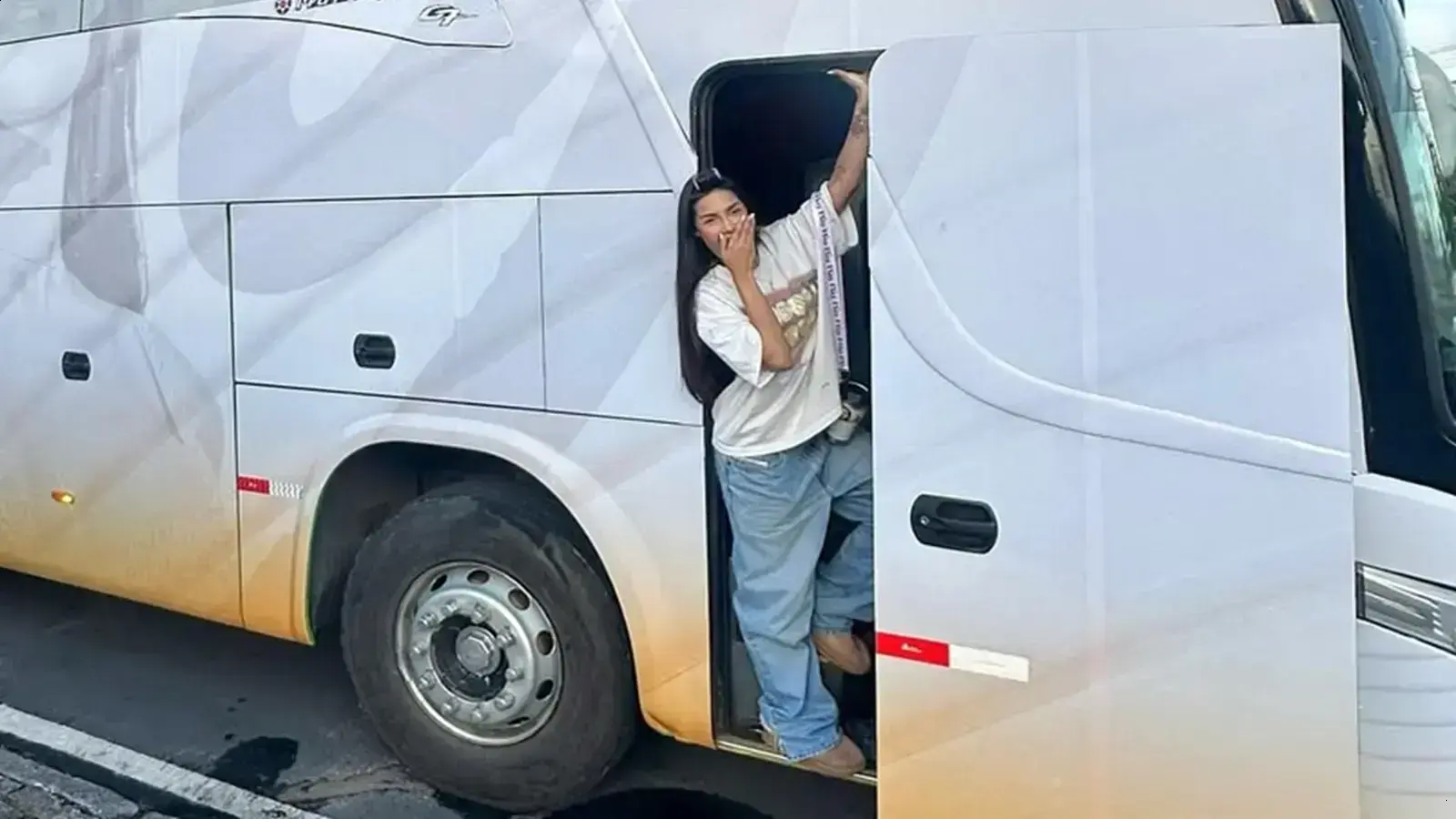 Flay relata grave acidente envolvendo ônibus de sua equipe em Pernambuco