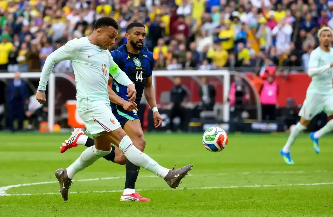 França vence Brasil por 2 a 1 em emocionante duelo preparatório para a Copa