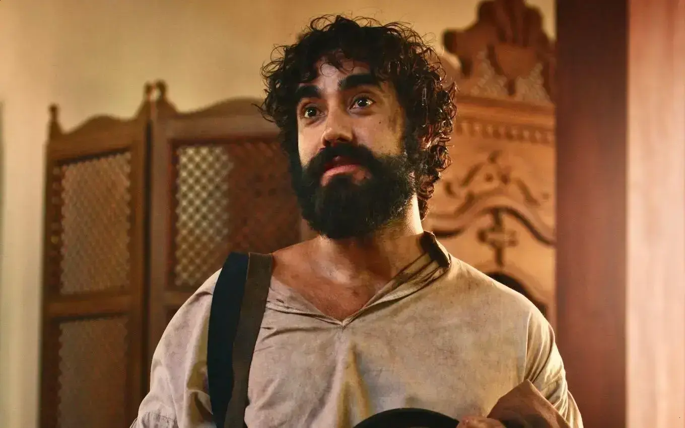 Gabriel Godoy se destaca como Honorato na novela Dona Beja