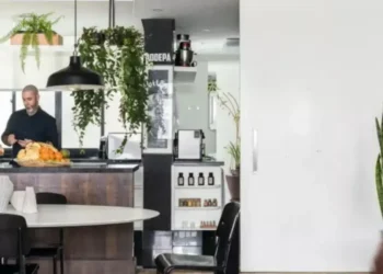 Henrique Fogaça: o chef que abraça a vida em apartamento em SP