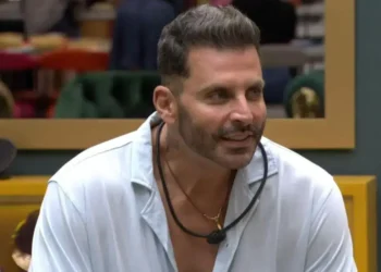 Incidente com figurino de Henri Castelli durante A Paixão de Cristo