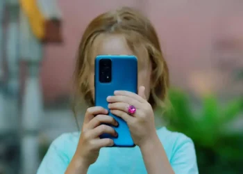 Instituto Alana lança livro sobre proteção a crianças e adolescentes na internet