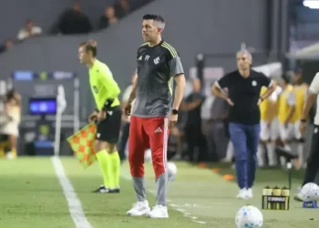 Internacional muda formação e vence Santos em jogo decisivo