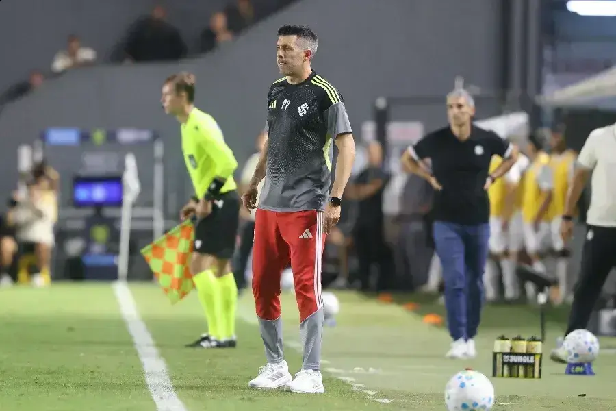 Internacional muda formação e vence Santos em jogo decisivo