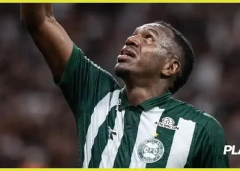 Jacy, zagueiro do Coritiba, leva bolada e é levado para hospital