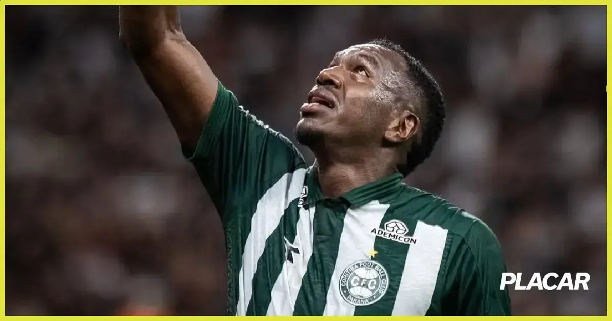 Jacy, zagueiro do Coritiba, leva bolada e é levado para hospital