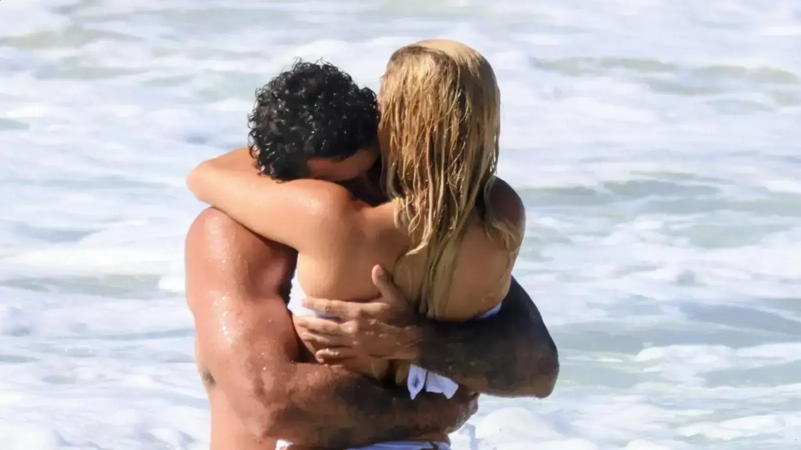 Jesus Luz e Rafaela Mesquita: Romance em Dia de Praia