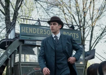 Jovem Sherlock: A conexão única entre tio e sobrinho nos bastidores