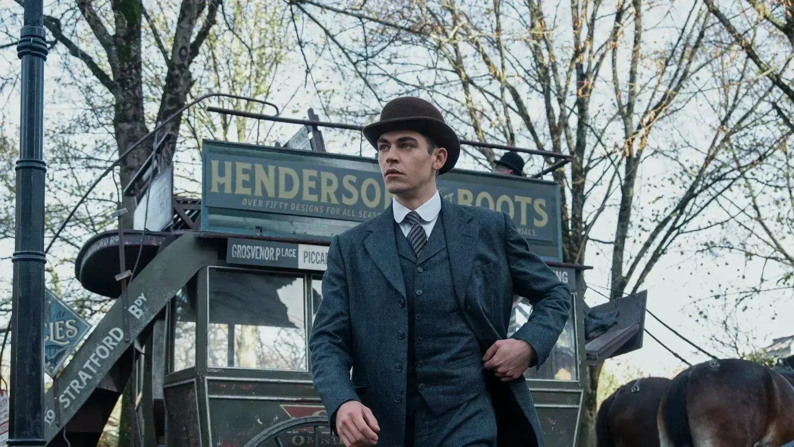 Jovem Sherlock: A conexão única entre tio e sobrinho nos bastidores