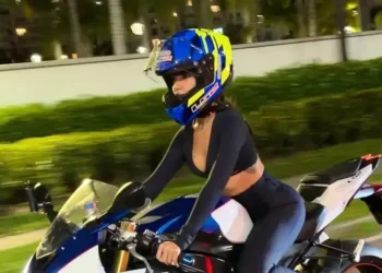Juliette Freire exibe habilidade impressionante em moto de luxo avaliada em R$ 139 mil