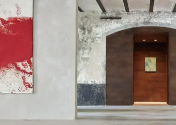 Kanye West vende loft vazio por R$ 5 milhões e volta ao topo