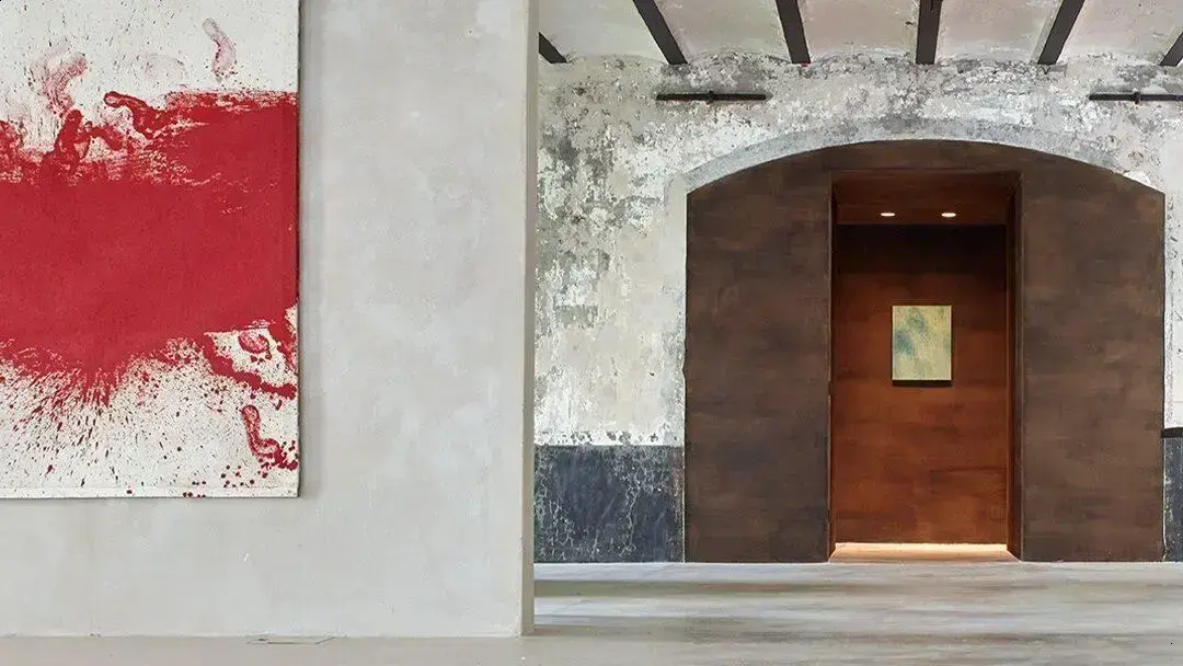 Kanye West vende loft vazio por R$ 5 milhões e volta ao topo