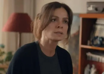 Karsu provoca escândalo e assusta filha em "Coração de Mãe"