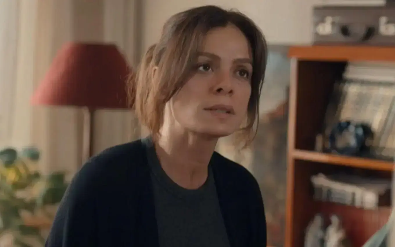 Karsu provoca escândalo e assusta filha em "Coração de Mãe"