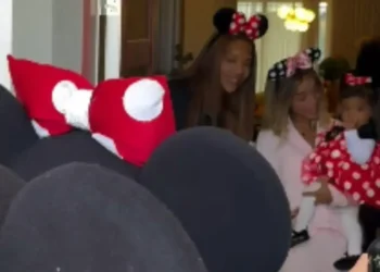 Ludmilla e Brunna compartilham momento mágico de Zuri na Disney