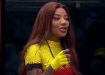 Ludmilla quebra regras e leva bronca durante festa do BBB 26