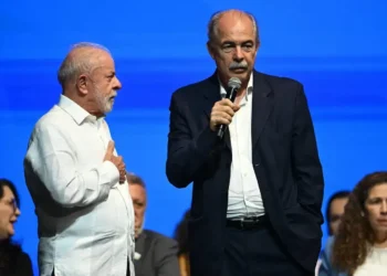 Lula e Mercadante marcam presença em evento contra a extrema direita