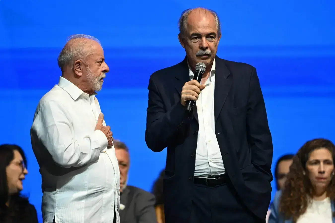 Lula e Mercadante marcam presença em evento contra a extrema direita