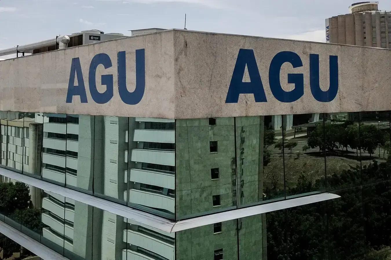 Membros da AGU receberam R$ 6,1 bilhões em honorários em 2025