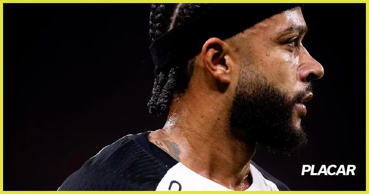 Memphis Depay pode fazer tratamento na Holanda para lesão muscular