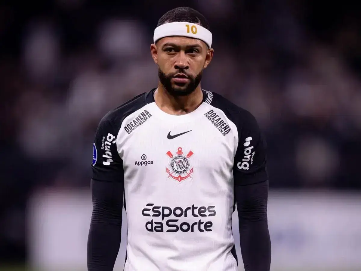 Memphis Depay sofre lesão durante jogo do Corinthians contra o Flamengo