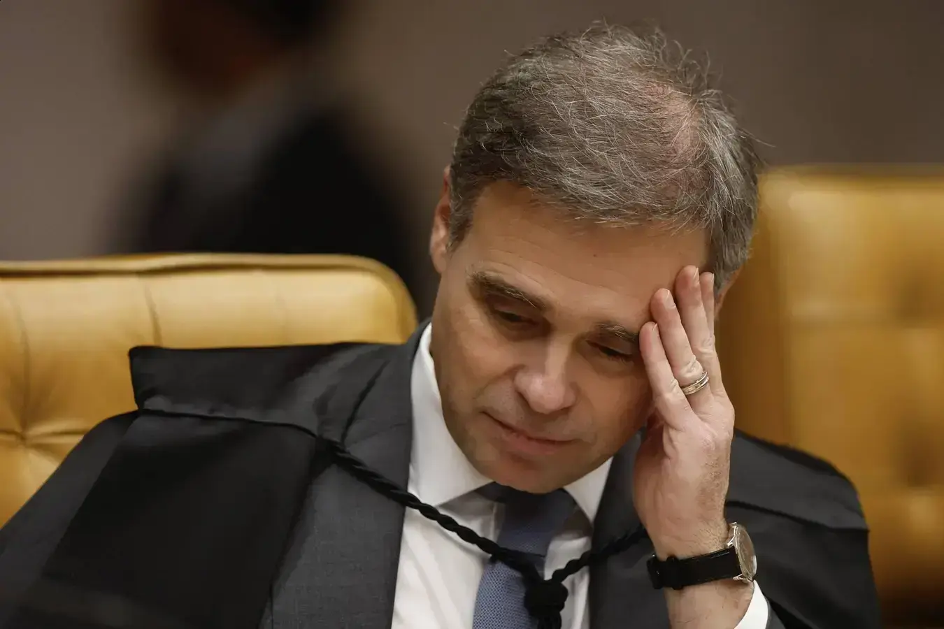 Mendonça em foco: Isolamento e desafios no STF após recente julgamento