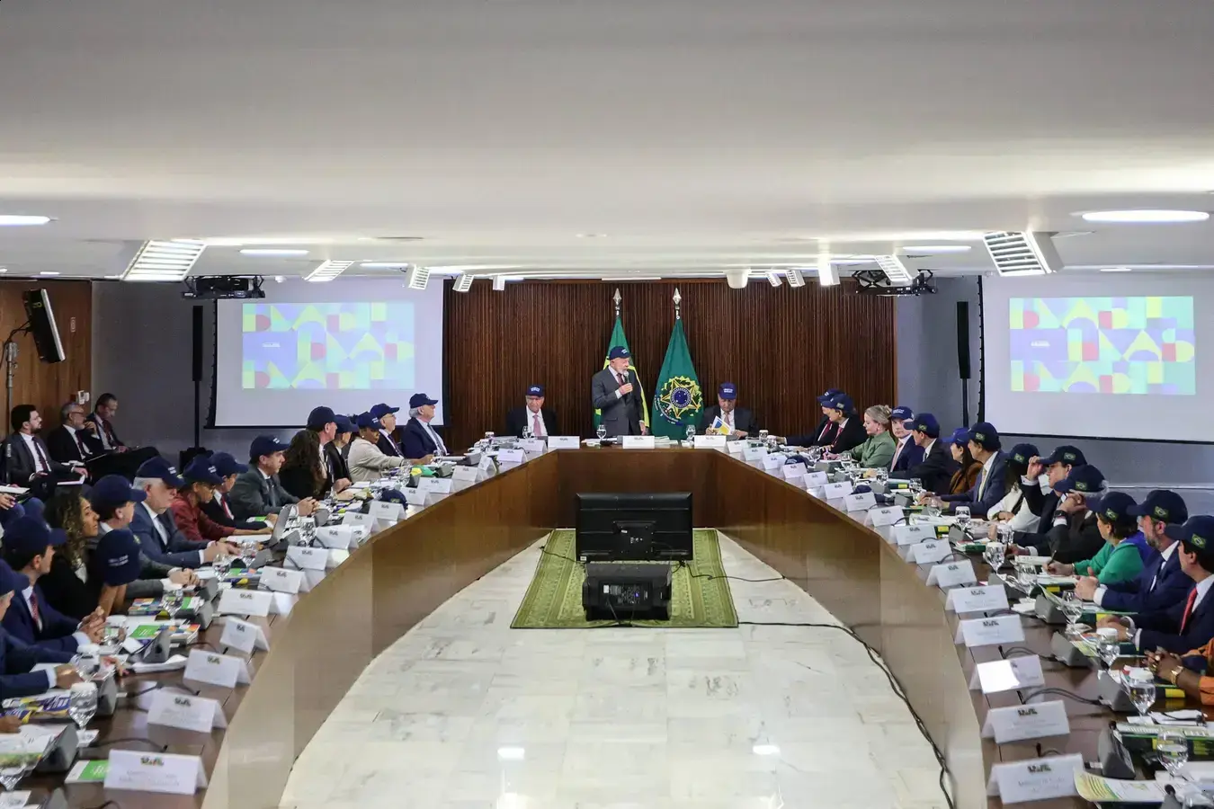 Metade dos ministros do governo Lula se despede em movimento eleitoral