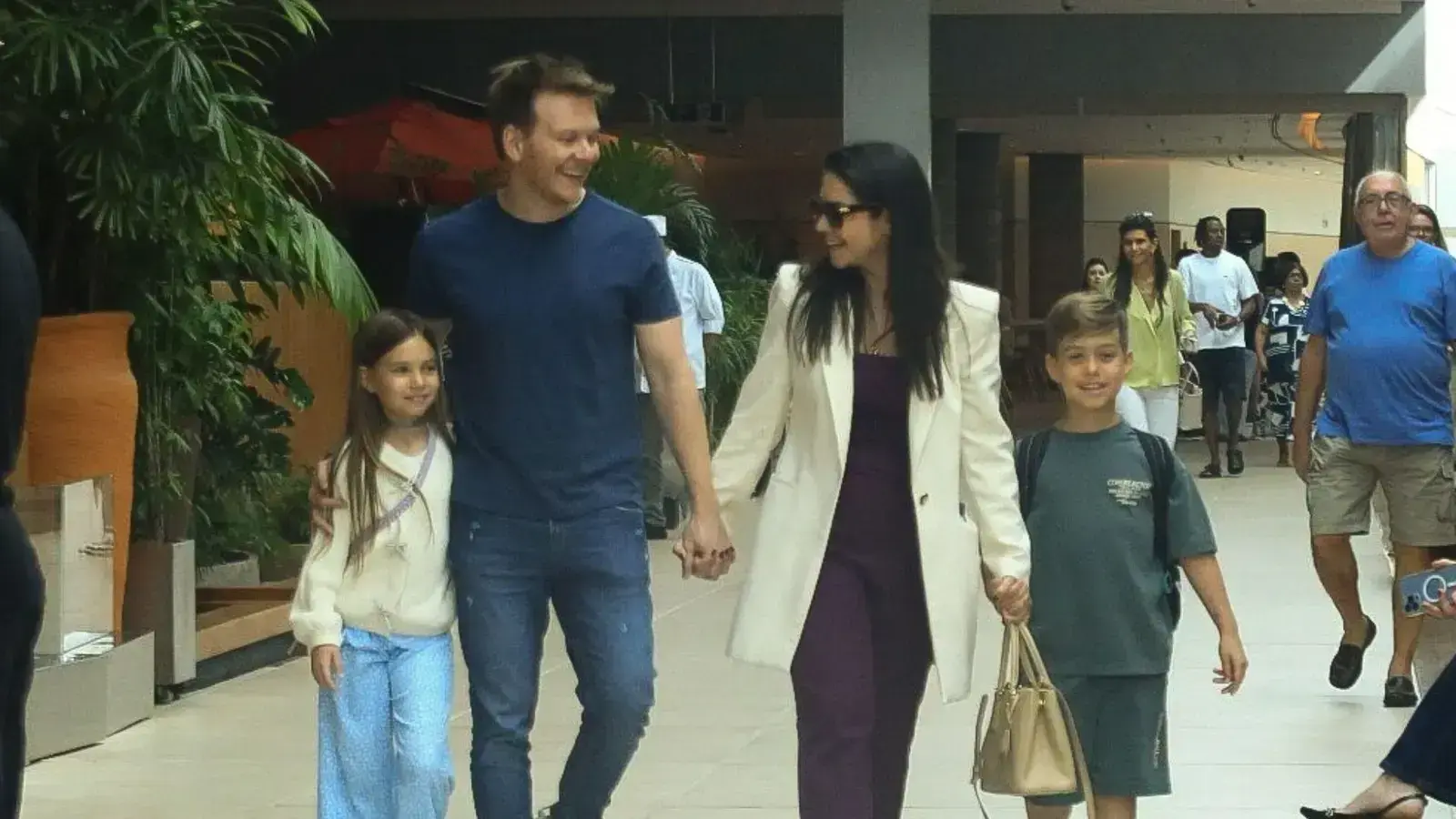 Michel Teló e Thais Fersoza curtem domingo em família no RJ