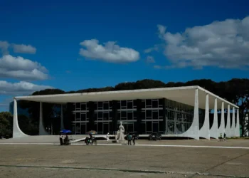 Ministros do STF fluxos de supersalários e questionamentos na justiça