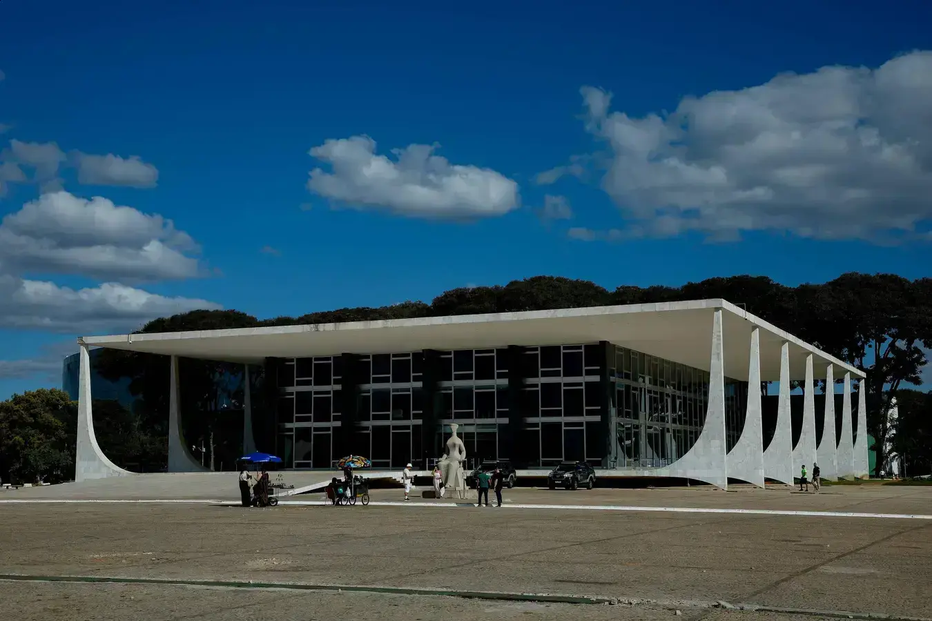 Ministros do STF fluxos de supersalários e questionamentos na justiça