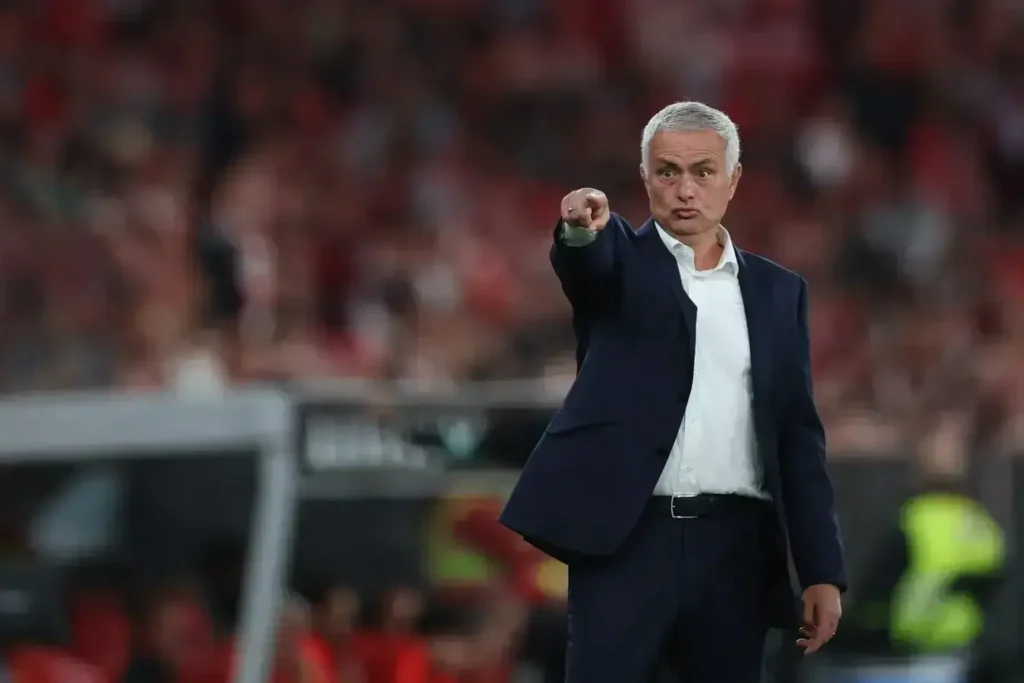 Mourinho se manifesta sobre racismo na Champions e futuro de Prestianni