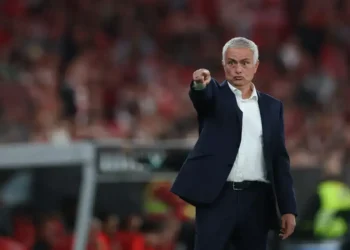 Mourinho se manifesta sobre racismo na Champions e futuro de Prestianni