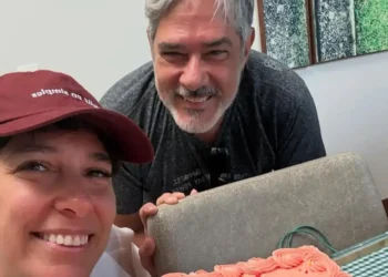 Natasha Dantas comemora 46 anos com bolo estiloso e muito amor