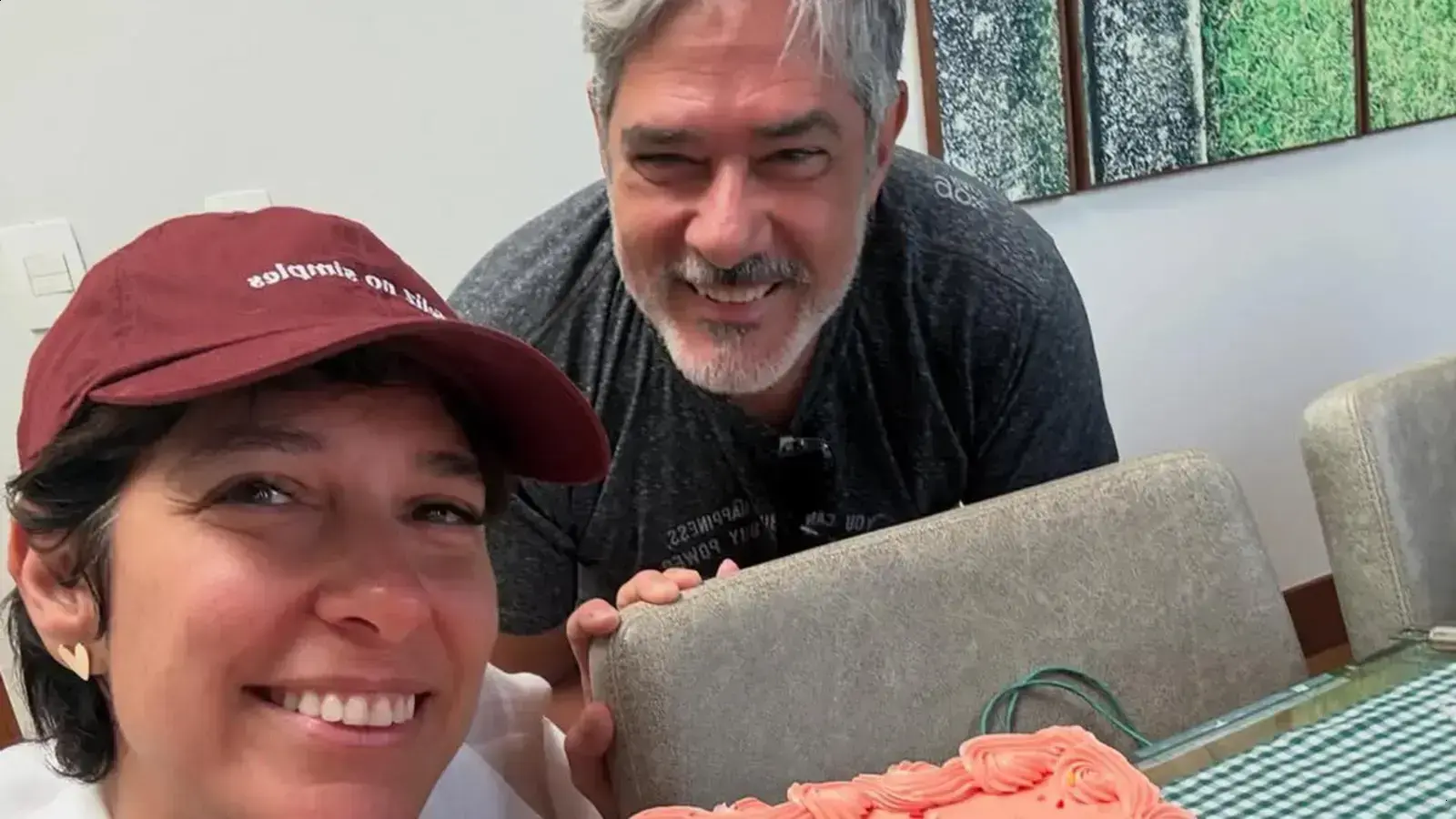 Natasha Dantas comemora 46 anos com bolo estiloso e muito amor