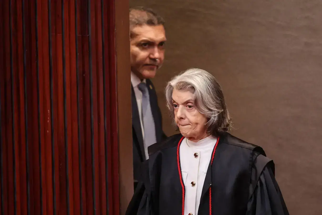 Nova regra do TSE proíbe ChatGPT de privilegiar candidatos nas eleições de 2026