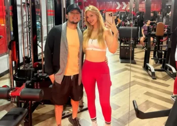 Pai de MC Melody oficializa namoro após polêmica com ex-companheira