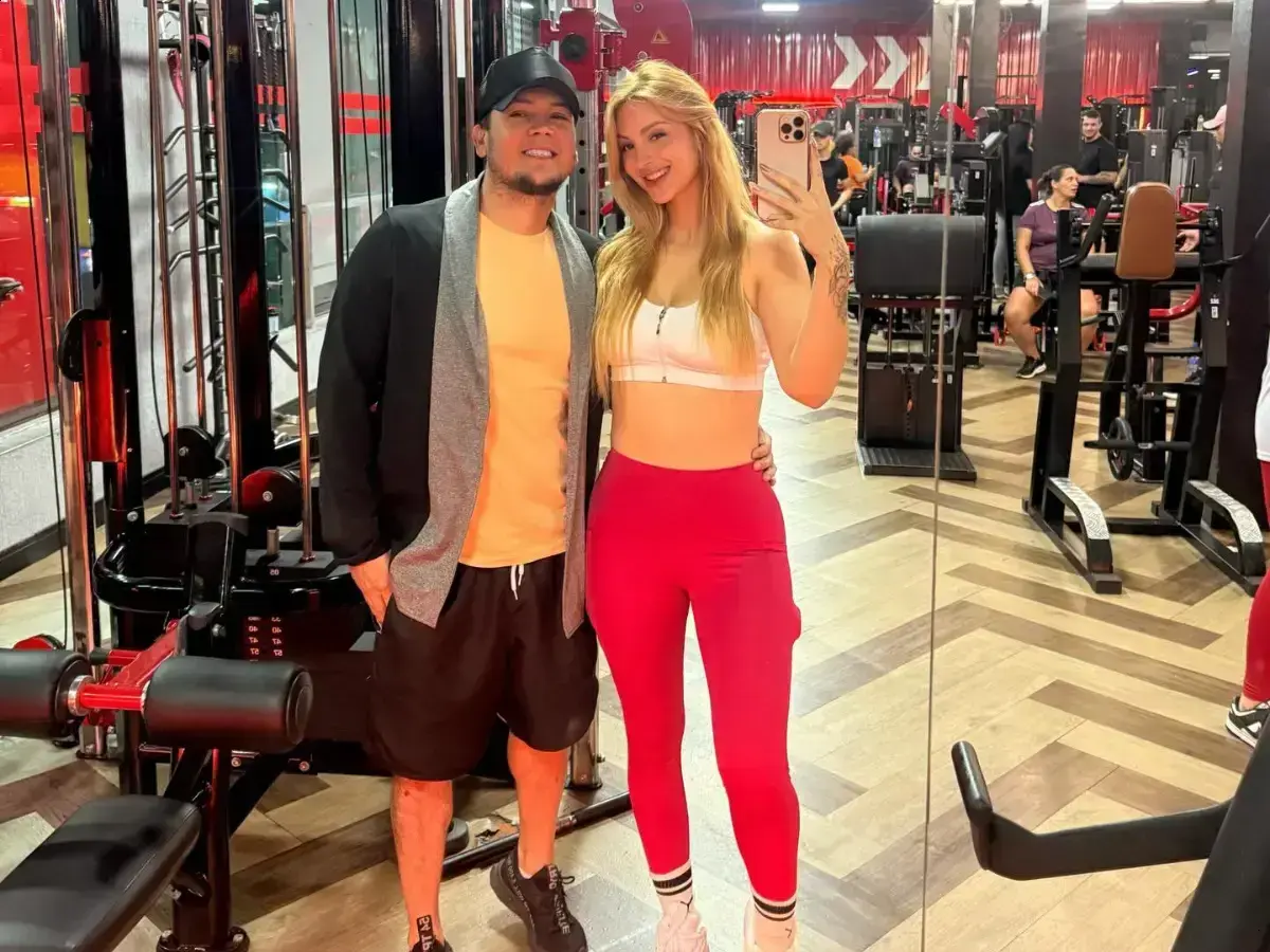 Pai de MC Melody oficializa namoro após polêmica com ex-companheira