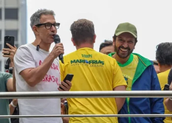 Partido Novo vende camiseta de Zema antes do início da campanha eleitoral