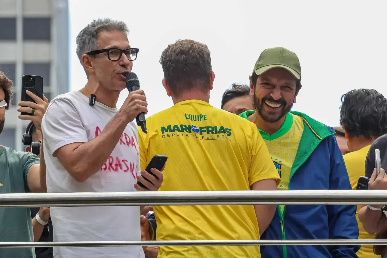Partido Novo vende camiseta de Zema antes do início da campanha eleitoral