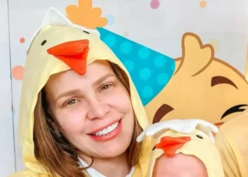 Paulinha Leite e Dakota Ballard celebram mesversário dos filhos gêmeos