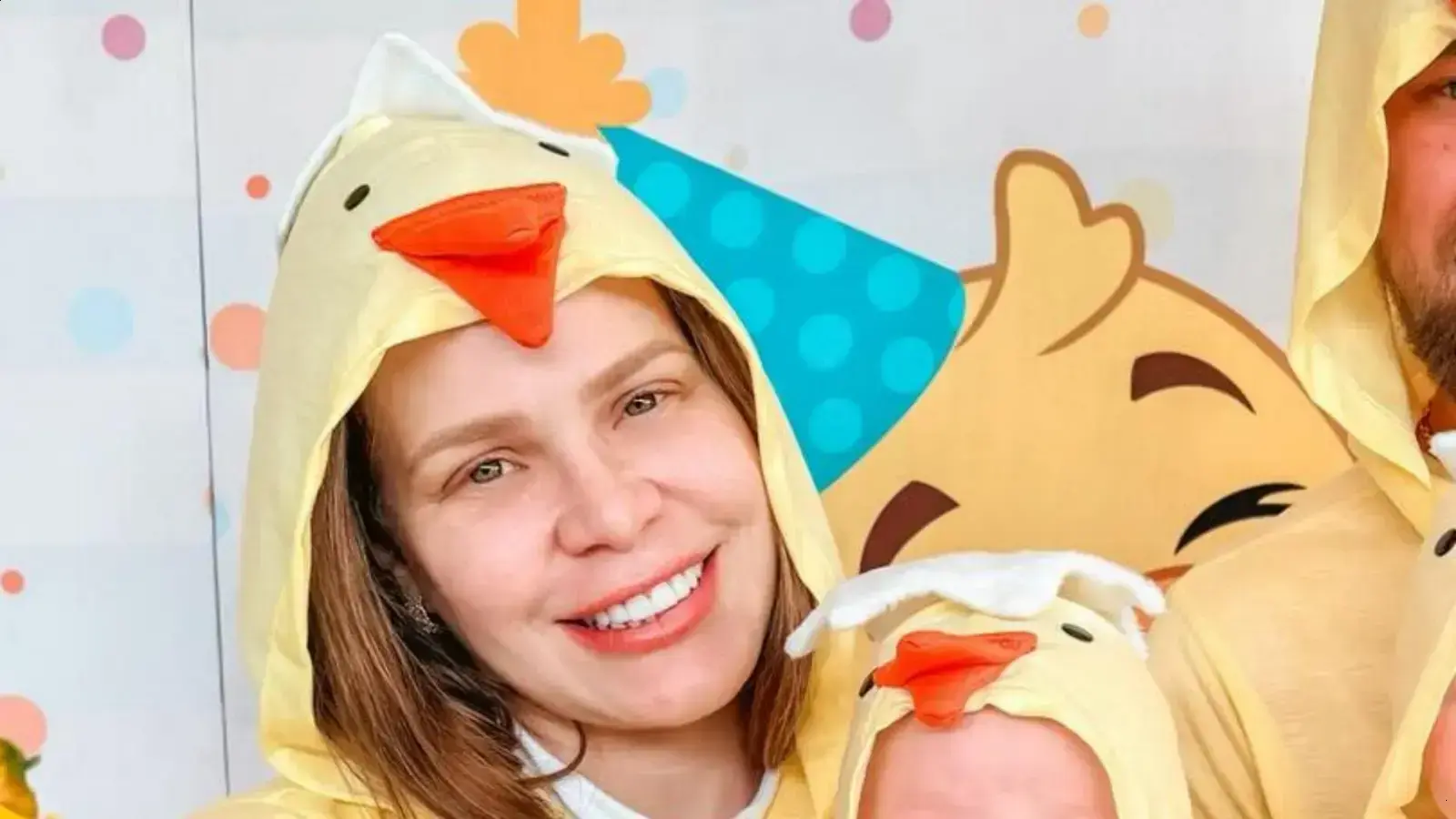 Paulinha Leite e Dakota Ballard celebram mesversário dos filhos gêmeos