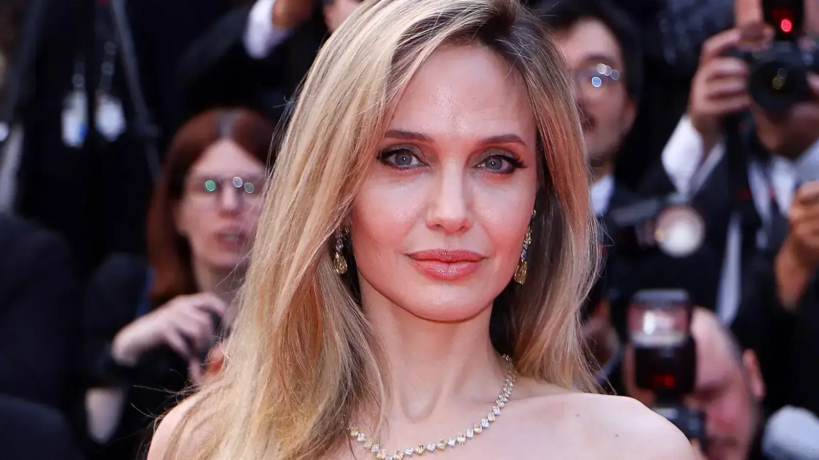 Por que Angelina Jolie continua solteira após divórcio de Brad Pitt?