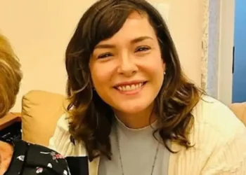 Regiane Alves compartilha rara foto com Glória Menezes em homenagem especial