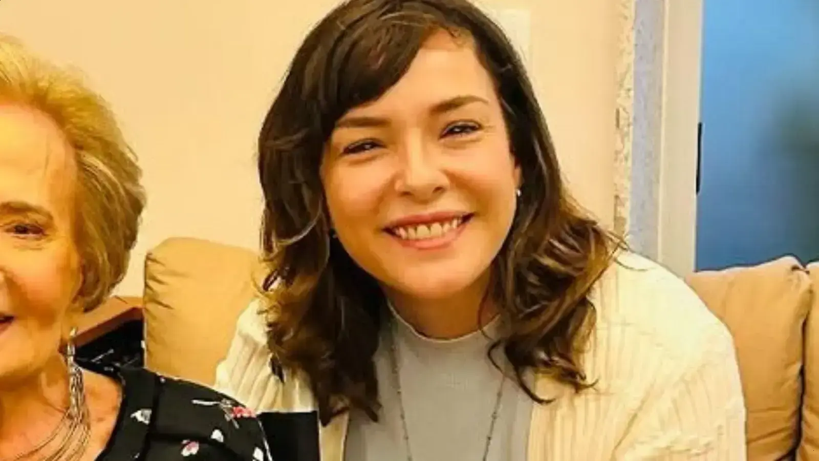 Regiane Alves compartilha rara foto com Glória Menezes em homenagem especial