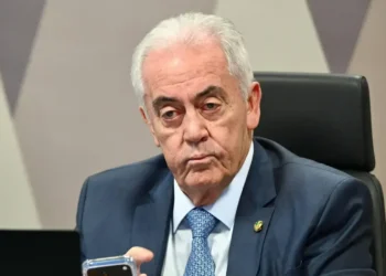 Relator da CPI continua apesar de indícios contra senador colateral