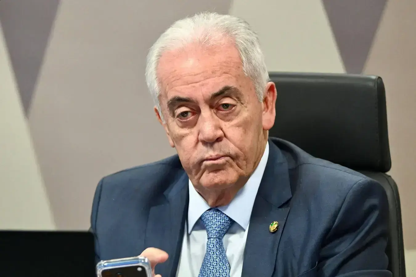 Relator da CPI continua apesar de indícios contra senador colateral