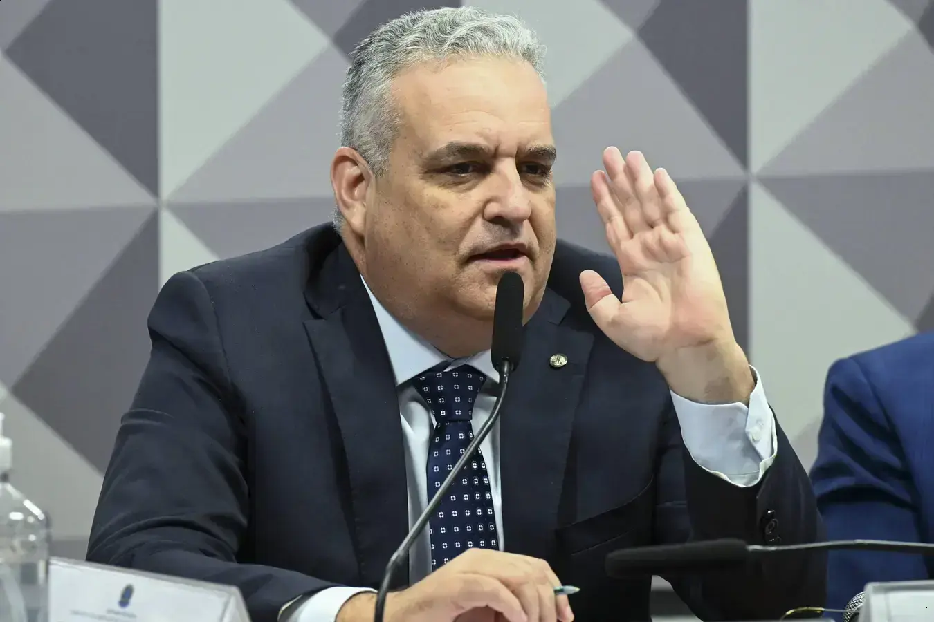 Relatório da CPI do INSS liga fraudes ao governo Lula e isenta Bolsonaro