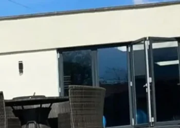 Richarlison exibe mansão de luxo em Crosby Beach e sua rotina